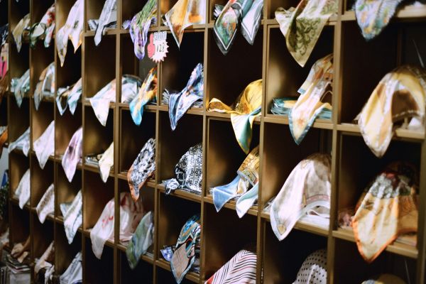 Foulard en soie : l'artisanat français au cœur de la mode